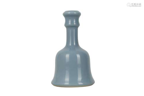 A CHINESE CLAIR-DE-LUNE GLAZED MALLET VASE.