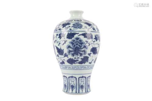 A CHINESE BLUE AND WHITE 'BLOSSOMS' VASE, MEIPING.