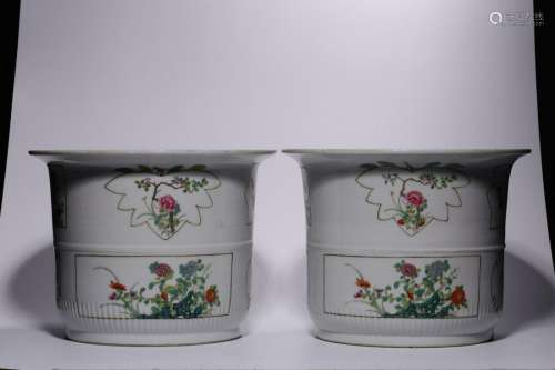Qing Dynasty - Famille Rose Flower Pattern Flower Pot