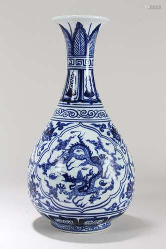 A Chinese Blue and White Dragon-decorating Fortune