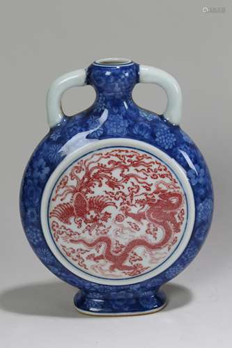 A Chinese Duo-handled Detailed Dragon-decorating