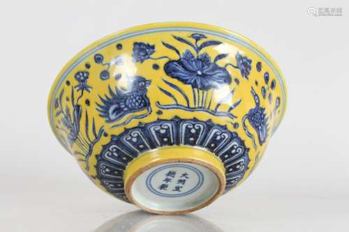 A Chinese Yellow-coding Aqua-theme Porcelain Fortune