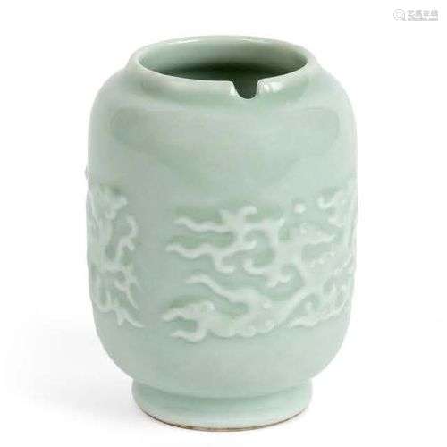 Petit vase cylindrique en porcelaine et émaille céladonné, à...