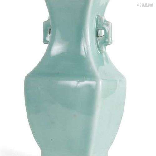 Vase balustre de section rectangulaire en porcelaine à couve...