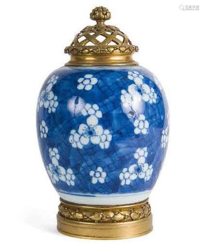 Pot en porcelaine bleu blanc, à décor de fleurs de prunus. A...