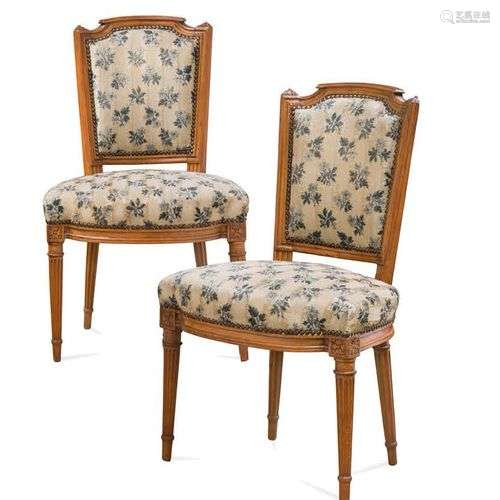 Suite de quatre chaises en bois naturel de style Louis XVI à...