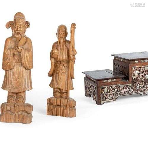 Trois statues en bois de huali, représentant trois étoiles a...