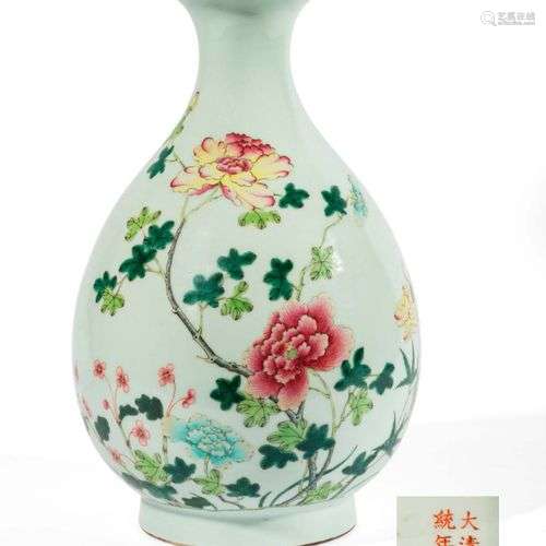 Vase yuhuchun en porcelaine et émaux famille rose, à décor d...