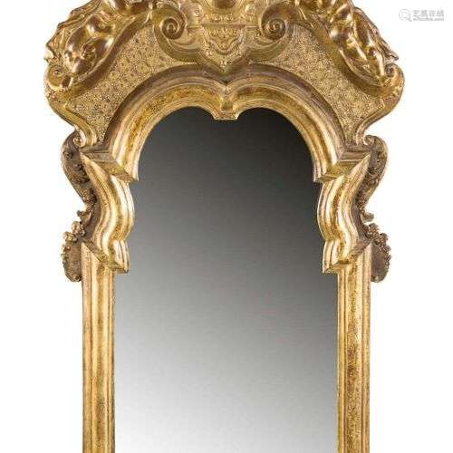 Miroir en laiton doré embouti sur âme de bois, à riche décor...