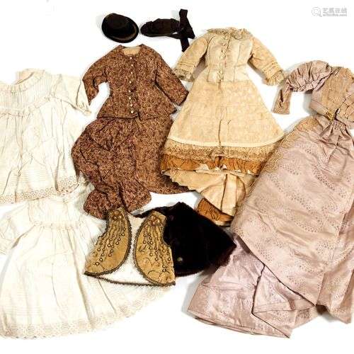 Lot de divers vêtements de poupée