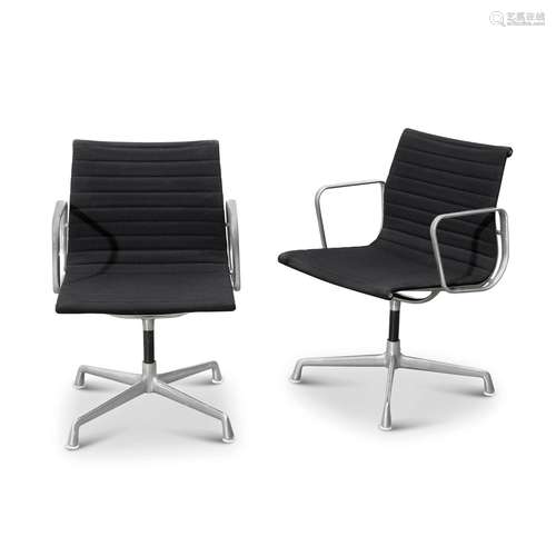 CHARLES E RAY EAMES Due sedie 'Aluminium Group' pe...