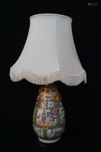 CHINESE LAMPADAIRE IN PORSELEIN