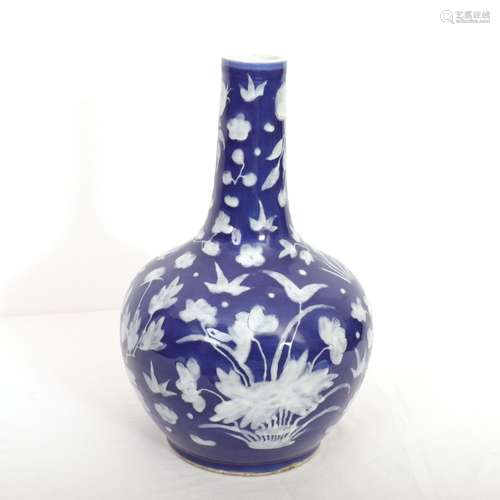 VASE EN PORCELAINE À FOND BLEU au décor végétalisant Chine, ...