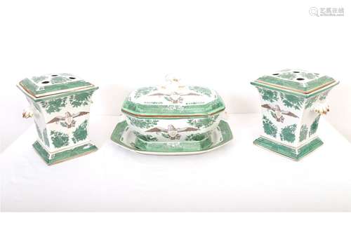 ENSEMBLE DE 4 PIÈCES EN PORCELAINE verte et blanche réhaussé...