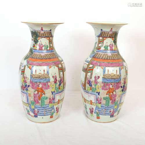 PAIRE DE VASES EN PORCELAINE Au décor de festivités du Nouve...