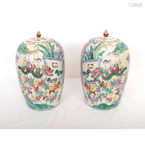 PAIRE DE VASES COUVERTS EN PORCELAINE POLYCHROME À décor de ...