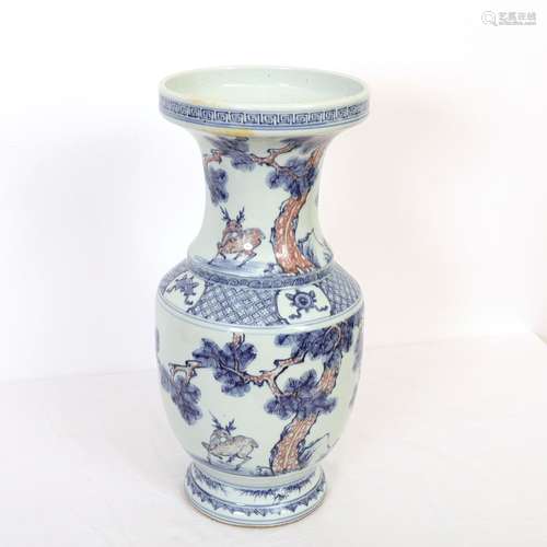 VASE BALUSTRE EN PORCELAINE BLEUE À décor de cervidés dans u...