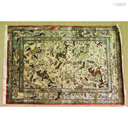 IRAN, GHOUM Tapis galerie en soie nouée à la main à décor de...