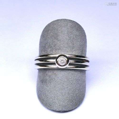 Bague or blanc 3 anneaux sertie en son centre d'un Diamant d...