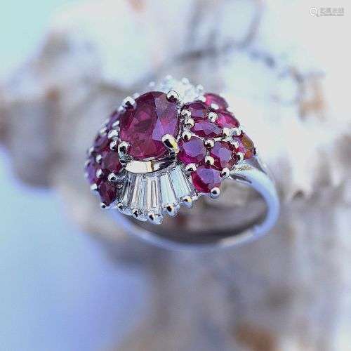 Bague or blanc jupe centrée d'un Rubis ovale probablement Bi...