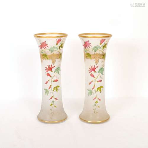 PAIRE DE VASES ART NOUVEAU EN VERRE GIVRÉ ÉMAILLÉ À décor d'...