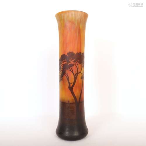 GRAND VASE ART NOUVEAU DAUM NANCY De forme cylindrique évasé...