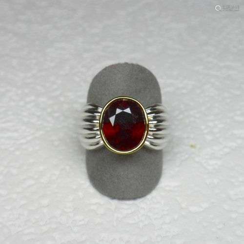 Bague bicolore soutenant en clos un Rubis traité de belle co...