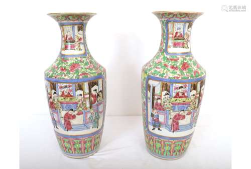 PAIRE DE VASES BALUSTRES EN PORCELAINE DE LA FAMILLE ROSE À ...