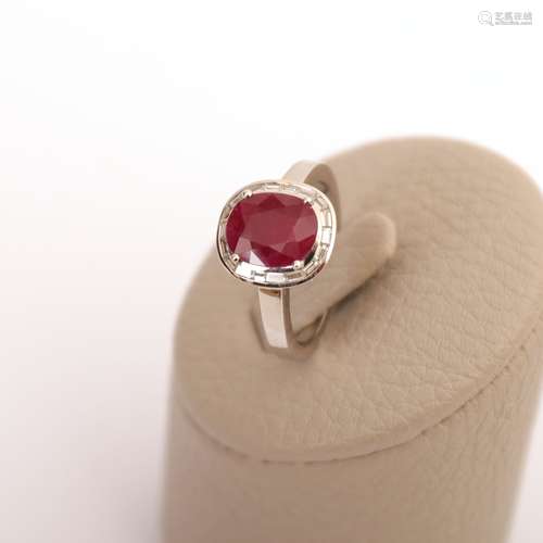 Bague or blanc sertie d'un Rubis ovale NATUREL BIRMAN pesant...