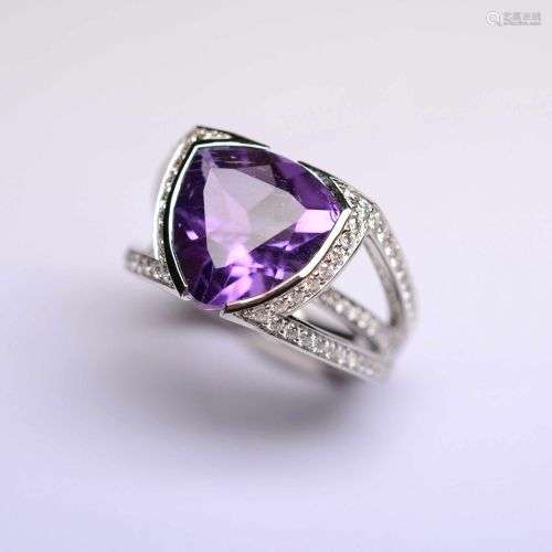 Bague or blanc monture triple anneau serti de 98 Diamants po...