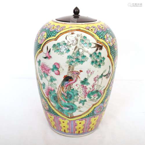 VASE EN PORCELAINE À FOND VERT, JAUNE ET ROSE À décor dans d...