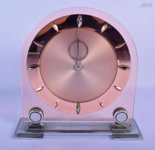 AN RETRO GLASS AND CHROME MANTEL CLOCK. 21 cm x …