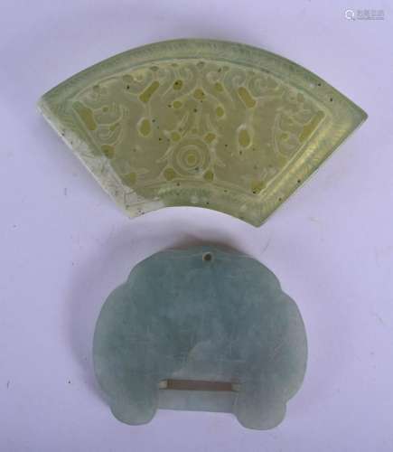 AN EARLY 20TH CENTURY CHINESE CARVED ICEY JADEITE