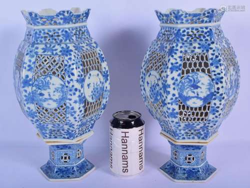 A PAIR OF EARLY 20TH CENTURY CHINESE BLUE AND WHITE