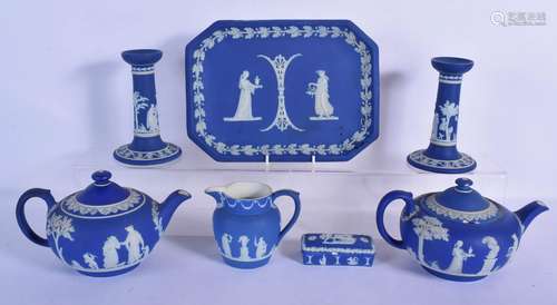 A COLLECTION OF WEDGWOOD BLUE AND WHITE JAS…