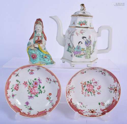 AN EARLY 20TH CENTURY CHINESE FAMILLE ROSE TEAPOT AND