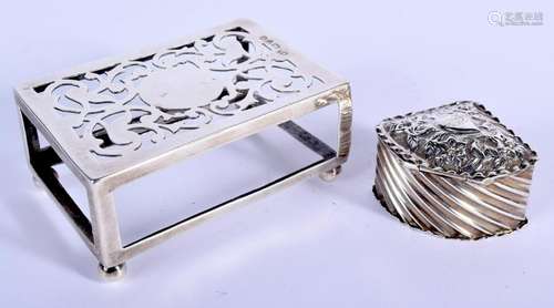 AN ANTIQUE SILVER MATCHBOX HOLDER and a silver box.