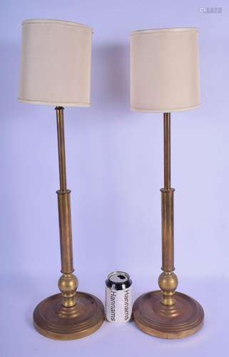 A PAIR OF EARLY 20TH CENTURY BRASS CANDLESTICKS