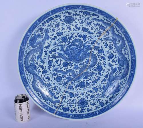 A FINE LARGE 18TH CENTURY CHINESE BLUE AND WHITE