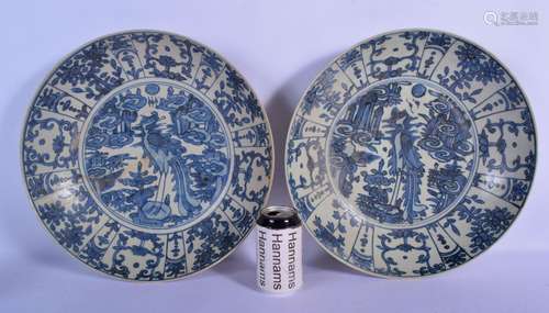 A LARGE PAIR OF 17TH CENTURY CHINESE KRAAK PORCELAIN