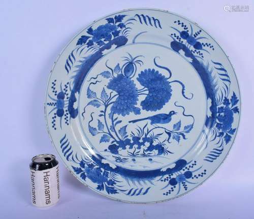 A LARGE 18TH CENTURY CHINESE BLUE AND WHITE PORCEL…