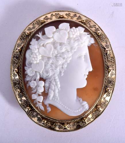 A FINE ANTIQUE YELLOW METAL MOUNTED CAMEO BROOCH