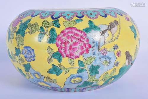 A CHINESE FAMILLE JAUNE PORCELAIN PLANTER 20th Century,