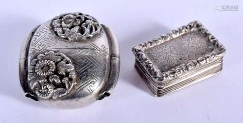 AN ANTIQUE SILVER VINAIGRETTE and another. 23 grams.