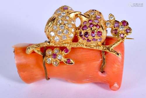 AN UNUSUAL VINTAGE YELLOW METAL RUBY AND DIAMON…