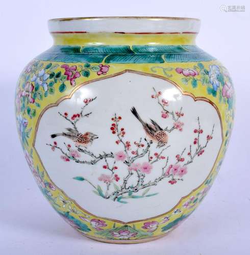 A 19TH CENTURY CHINESE FAMILLE JAUNE PORCELAIN BULBOUS