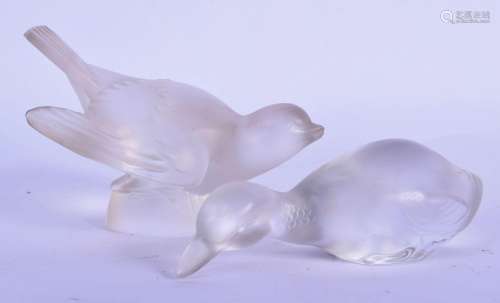 A FRENCH LALIQUE GLASS BIRD together with a baccarat