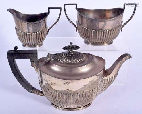 A THREE PIECE SILVER TEASET. Sheffield 1902 & 1903. 957