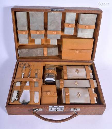 A FINE CASED ASPREYS OF LONDON PRESENTATION VANITY SET