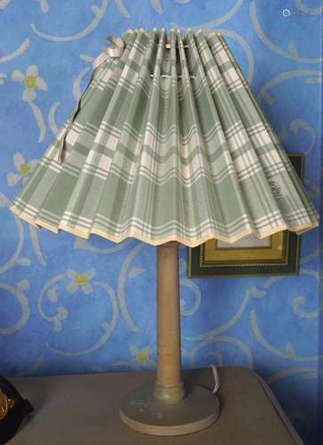 PAINTED TURNED WOOD STEMMED TABLE LAMP